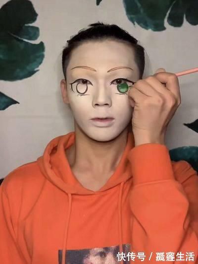 宇智波鼬|美妆博主仿妆“宇智波鼬”,开头涂山红红,看到成品怎么像是P的