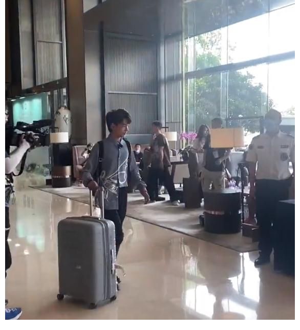 姚安娜|二公主姚安娜現(xiàn)身中餐廳錄制，拎著大包小包，助理連忙上前幫她拎