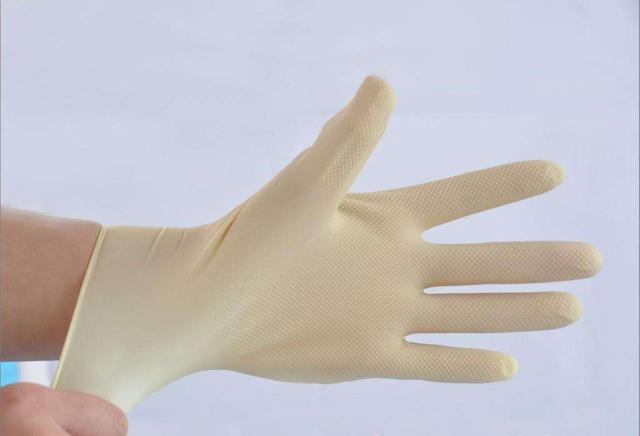 手上粘着502胶水,不用担心,用一个小东西擦一擦,立马干净