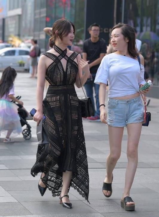 时尚|街拍追求不同风格的美,露背裙你值得拥有