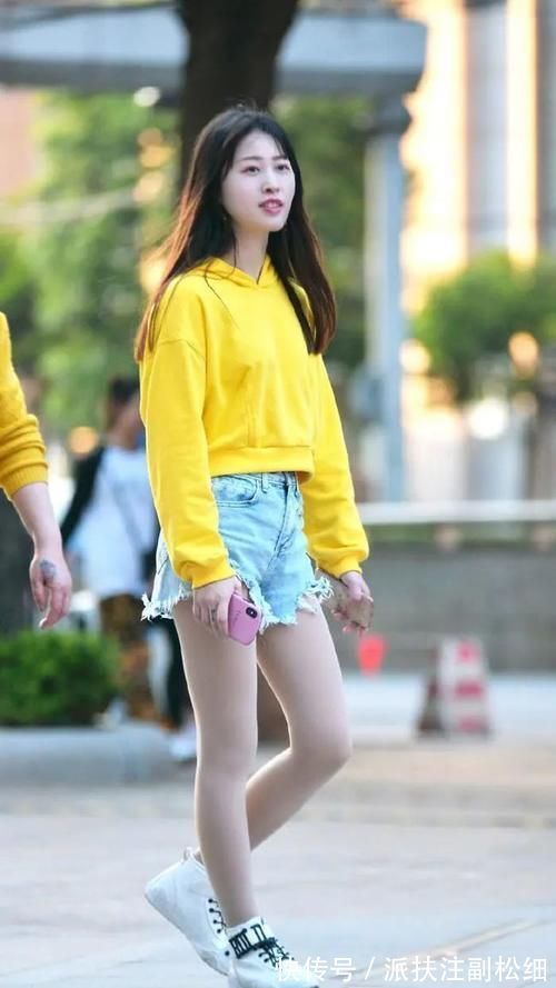 短裤 时尚短裤搭配减龄卫衣,青春活力四射,元气满满!