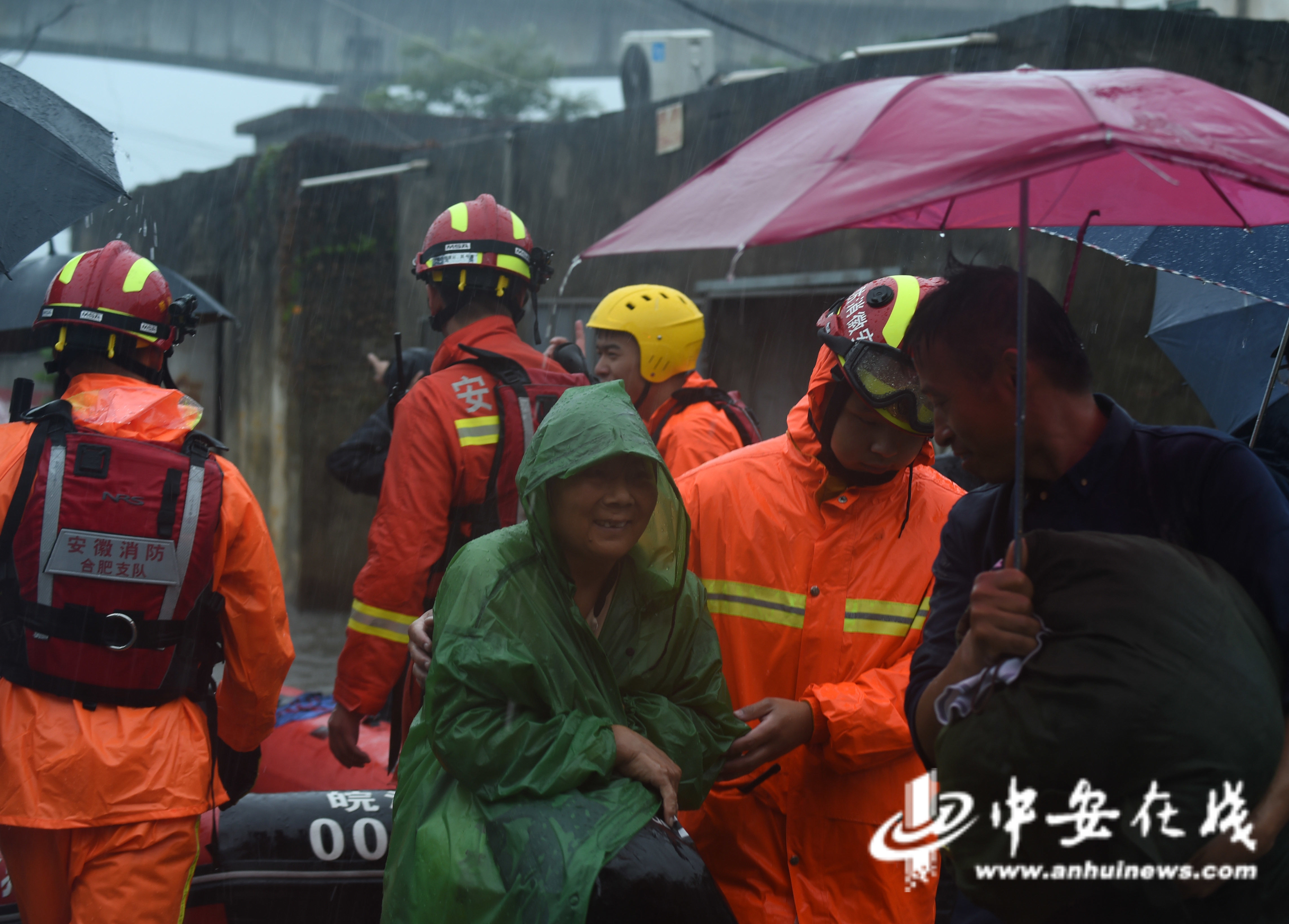 消防员|暴雨突袭 合肥消防紧急疏散63人