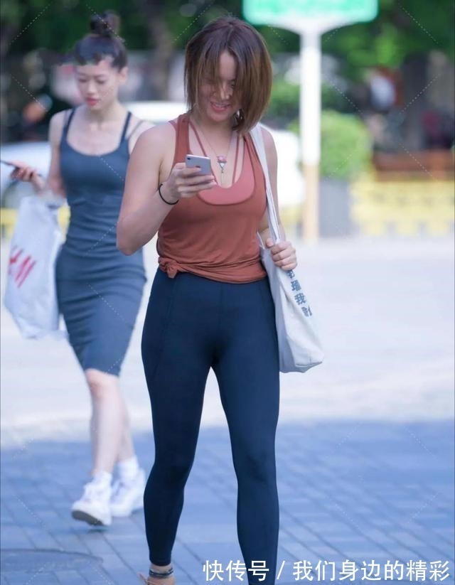 墨绿色 “漏斗型”身材的瑜伽裤美女,用心去搭配,精致优雅!