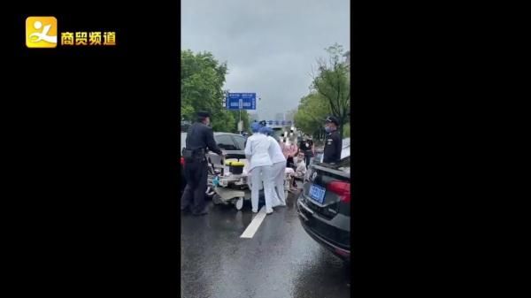 急诊科|“孩子生裤腿里了!”产妇医院门口站着生产,急诊科护士雨中接生