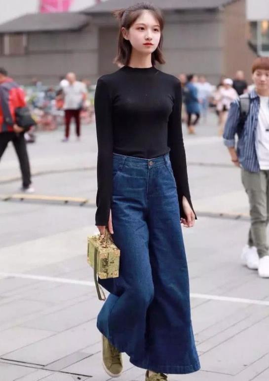 搭配|街拍:梳着一个丸子头的小姐姐,看上去十分的显气质