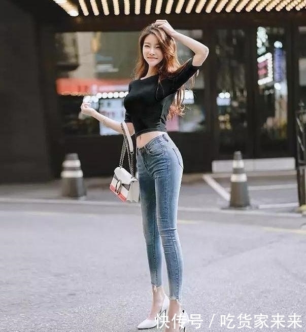 牛仔裤展现女性的自信穿搭,让你身姿妙曼显温柔女人味儿