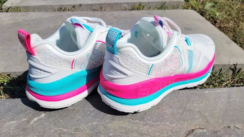 跑步 减缓冲击、低落差、耐磨损、超轻量,这双跑鞋才不到五百块?