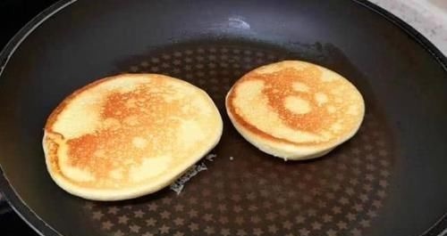 不用烤箱,不用电饭煲,学会这样做蛋糕,松软香甜,10分钟就上桌