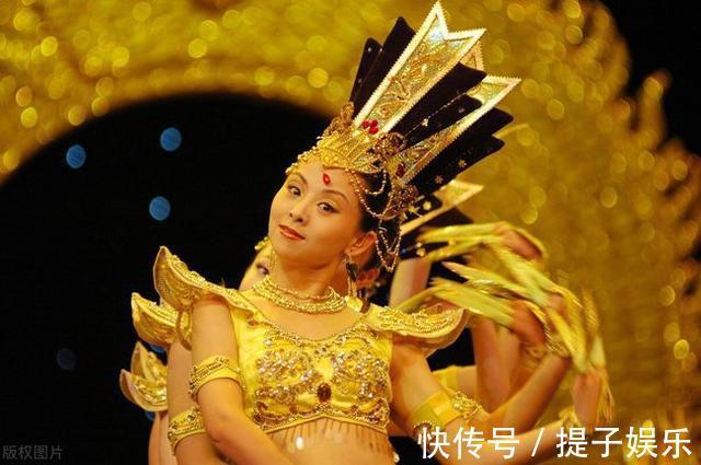 千手观音|因春晚的《千手观音》成名，富商追她八年却嫁穷学生，现在怎么样