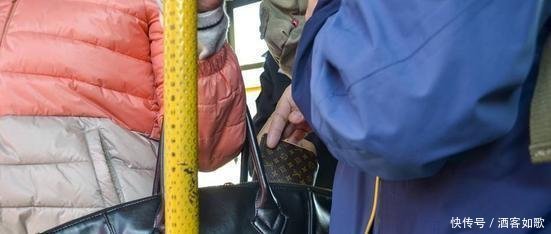 报警|8岁儿子在公车上突喊肚痛,爸爸看了却立马报警,司机是聪明娃