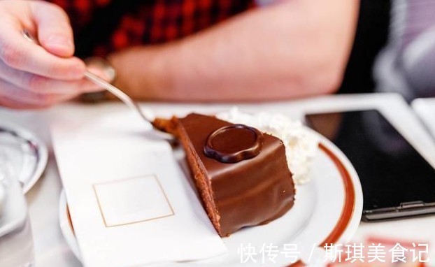 诱发|人到中年,想健康管住嘴,5样食物就算爱吃,也最好一口别碰