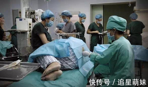 医生|孕妈怀上三胞胎全家开心,医生抱出第三个孩子后,又有意外发现!