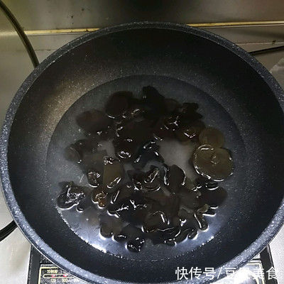 这道腐竹木耳炒火腿，汤汁都要舔干净