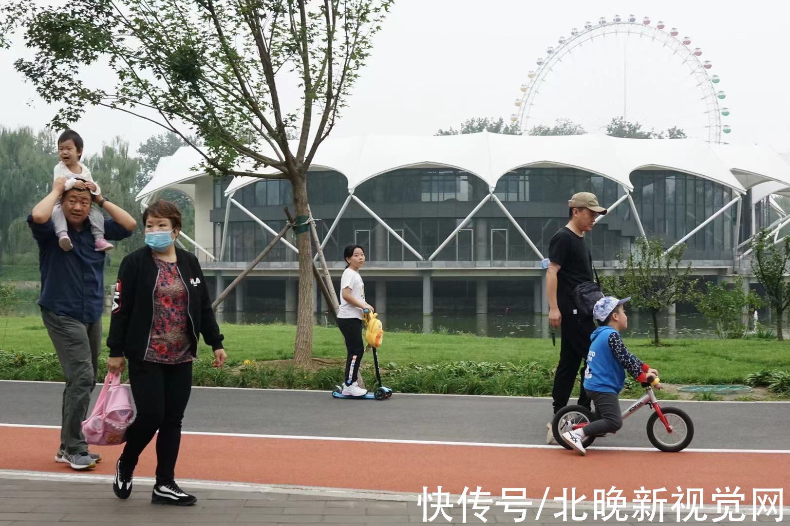 运营方|践踏变秃的草坪现已复原，龙潭中湖公园将另设轿厢景观