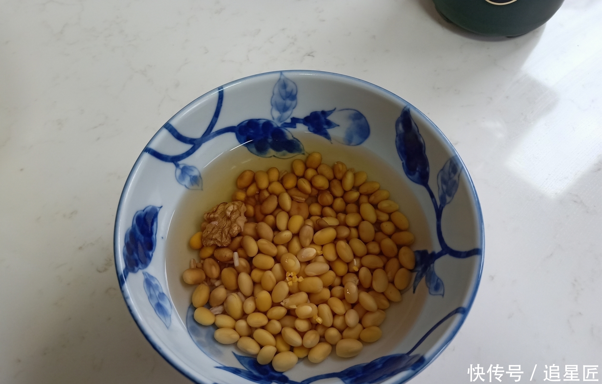 老两口的浪漫早餐,吃得舒服又省事儿,网友:有仪式感的生活