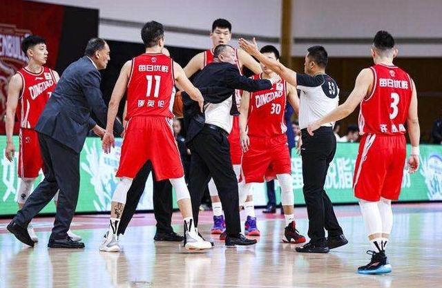 名哨|CBA名哨惹争议!汪梅连续出现关键错判,姚明为何不敢罚他?
