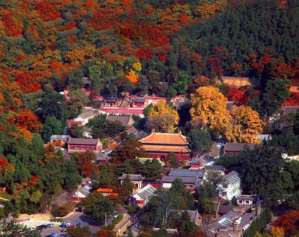 北京一座有千年历史的寺庙，寺院坐北朝南，庄严肃穆