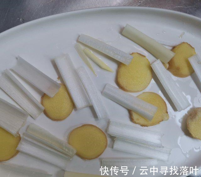 一道味道鲜美的清蒸鲈鱼，鱼肉鲜嫩！