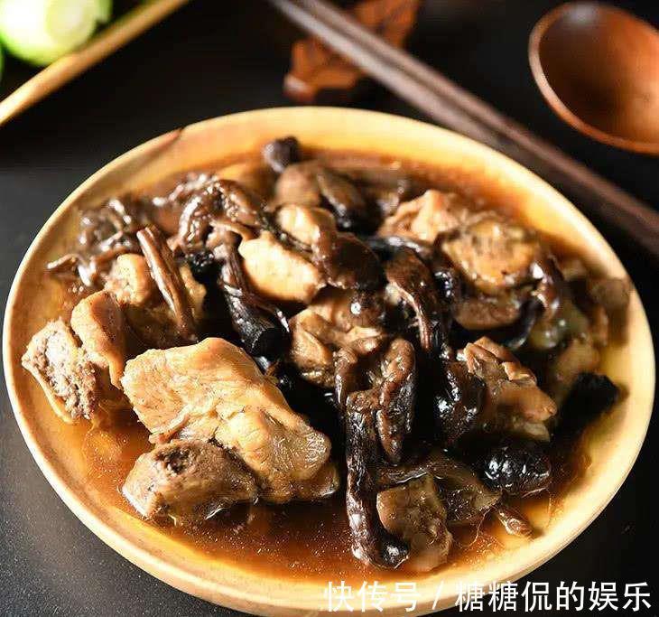 小兴安岭|东北四大硬菜“小鸡炖蘑菇”成菜汤鲜味浓,鸡肉酥烂,真好吃!