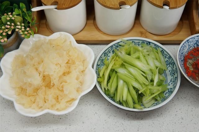 芹菜|秋季，银耳和芹菜是绝配菜，入秋后要常吃，很多人还不知道有啥用