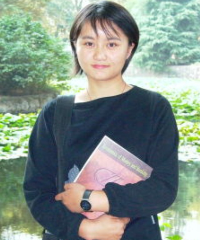 劝学@当年那位“大眼睛女孩”,因一张照片改写人生命运,如今怎么样了