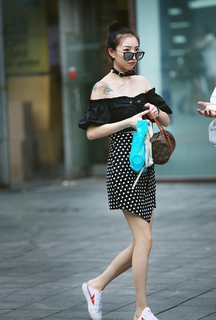 热裤 小姐姐身穿挂脖上衣,搭配牛仔热裤,发型做更很时尚