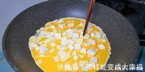豆腐|1块豆腐,4个鸡蛋,简单处理往锅里一倒,出锅满屋飘香,超下饭