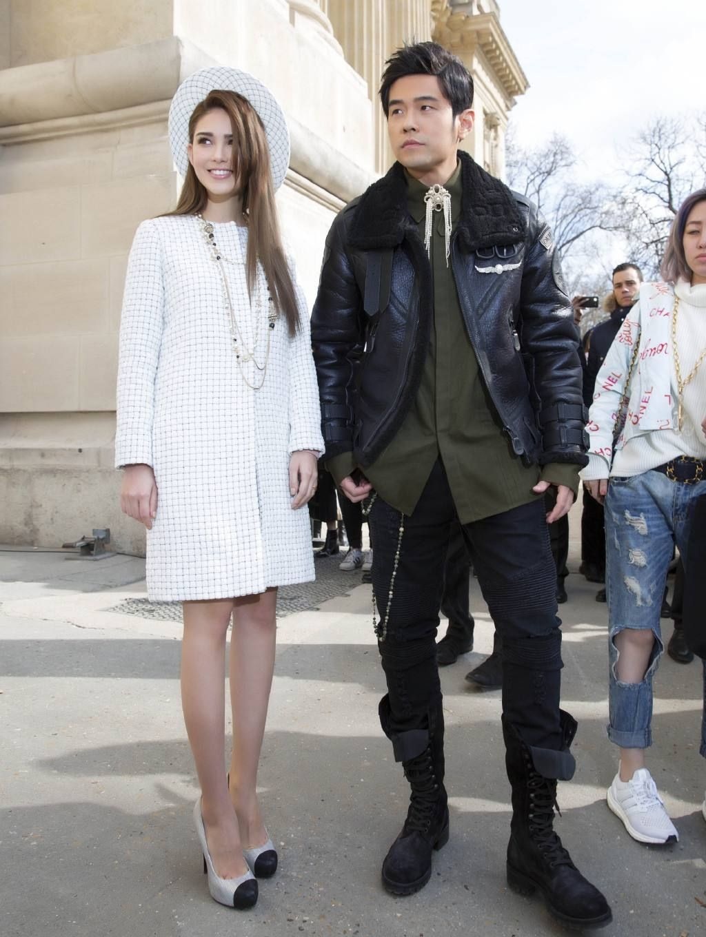 连衣裙|昆凌不愧是天王嫂,牛仔外套搭渔网袜个性洋气,漫画腿绝了