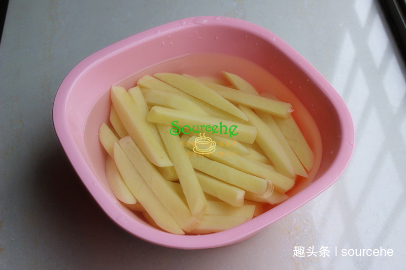 教你做椒盐土豆条,色泽金黄,咸香酥脆,咔嚓作响,好吃到舔手指