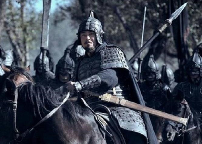 曹操|曹操考虑要不要除去吕布时,为何要问刘备,而不是身边的郭嘉