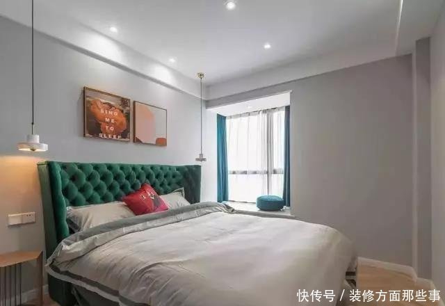 定制|83平混搭风二居室玄关定制鞋柜底部留空,贴上创意壁纸更加有趣