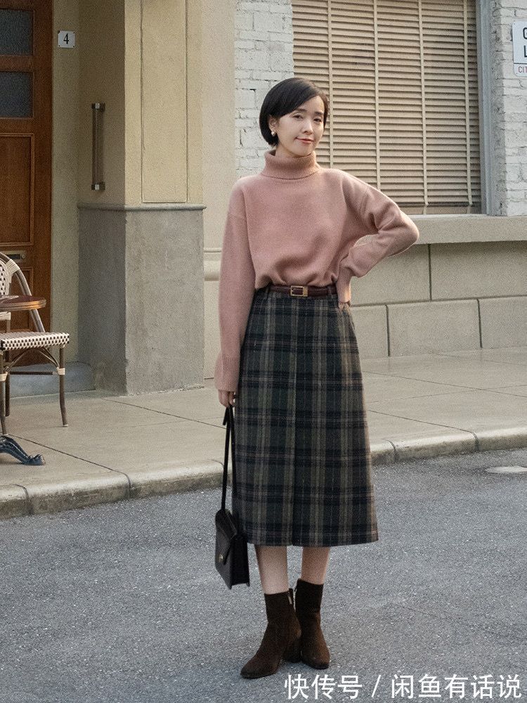 格纹|40岁女人别刻意扮嫩,学70后博主穿“格纹裙+毛衣”,优雅又减龄