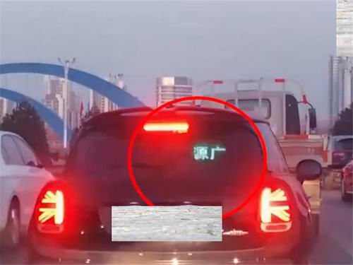 |宝马MINI加塞,驾驶员操作太搞笑,后车:情商够高,这次忍了!