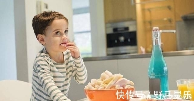 匮乏感|从小被禁止吃零食的小孩,长大后怎么样了两种结局,看了挺同情