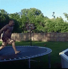 |搞笑GIF:姑娘长点心吧 对面住的可都是单身汉啊