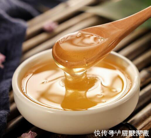 吃蜂蜜眼睛会肿是怎么回事喝蜂蜜水会导致眼睛浮肿么