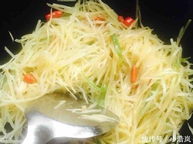 口感|炒土豆丝时,用盐水泡是大错特错的多放一点它,又香又脆不粘锅