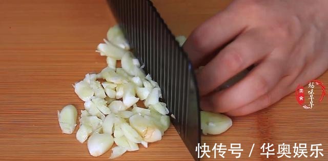 拌凉菜时,最忌直接加生抽,记住“211”,拌什么凉菜都香