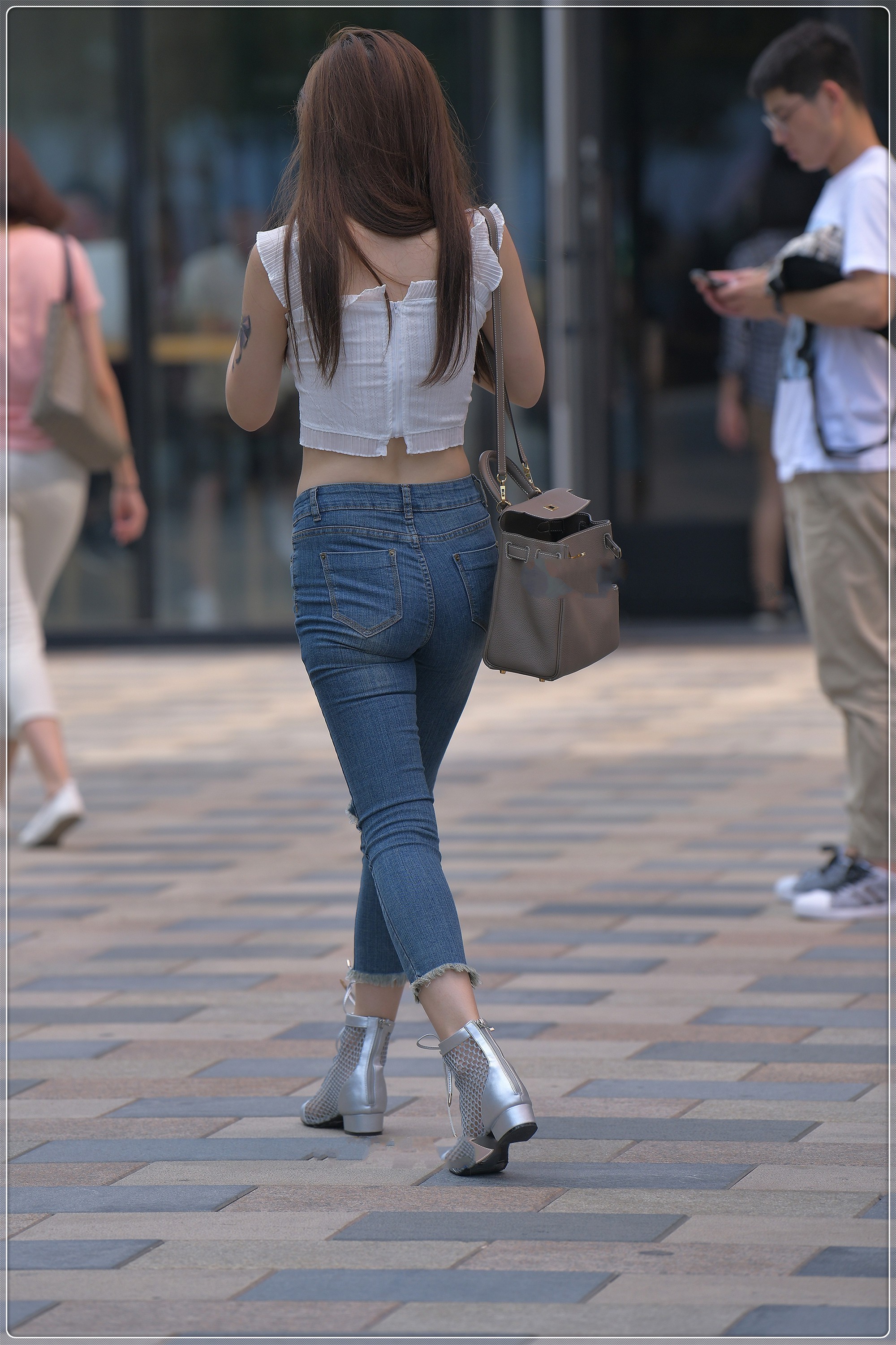 蕾丝花边吊带搭配破洞牛仔裤,精致时尚,公主范十足