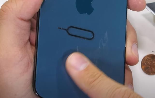 暴力|iPhone 12 Pro暴力测试！用刀刮、掰弯，这台手机能扛得住吗？