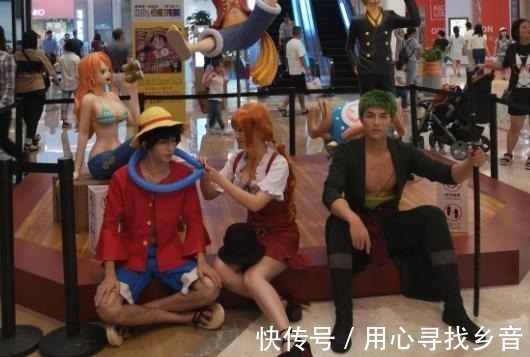 绿色|小哥为cos海贼王索隆,将头发染成了绿色,女友看到后爱上了
