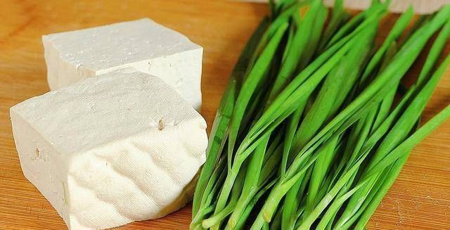 老公|豆腐里打2个鸡蛋,简单一炒,老公孩子最喜欢,每次上桌都吃光光