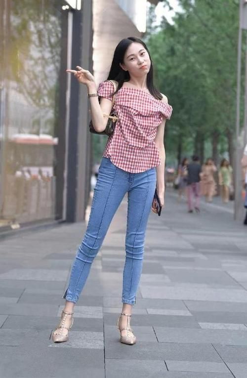 牛仔裤|简洁的白背心，搭配蓝色运动瑜伽裤，活力十足！