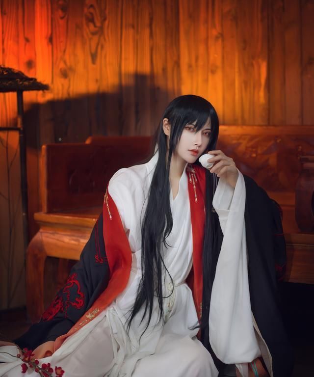 古董|言生cos《啞舍》老板,紅眼睛長頭發,感覺青春又回來了