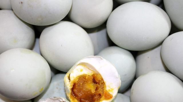 腌咸鸭蛋不用水，用这种方法，鸭蛋容易出油，而且腌制时间更短