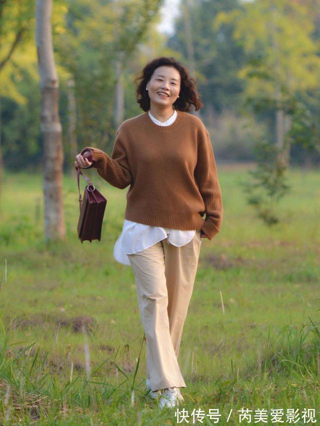 阔腿裤|年过50的女性,穿运动鞋少配修身裤,运动鞋+阔腿裤,休闲时髦
