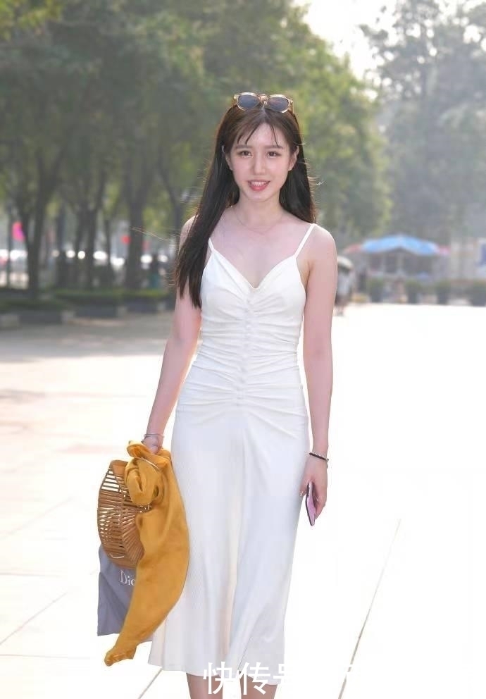 好看|街拍:小姐姐的白色吊带裙太好看了,真是性感又时尚!