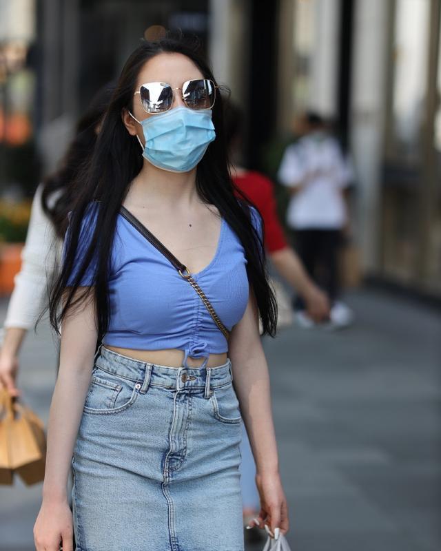 短袖衫|夏季是裙装的季节，牛仔短裙配短袖衫，清新靓丽又显成熟的美