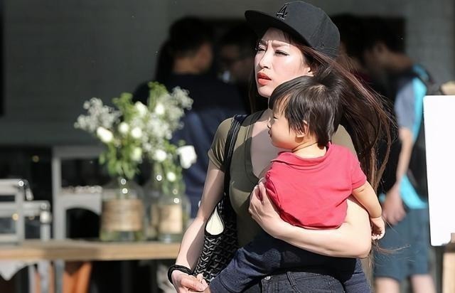 婷婷|这种妈妈接娃放学,影响自己形象不说还很伤孩子的自尊,愿你不是