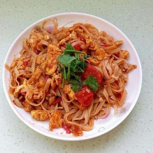  美食优选：酸菜烧肥肠，葱爆黑木耳，西红柿鸡蛋炒面的做法